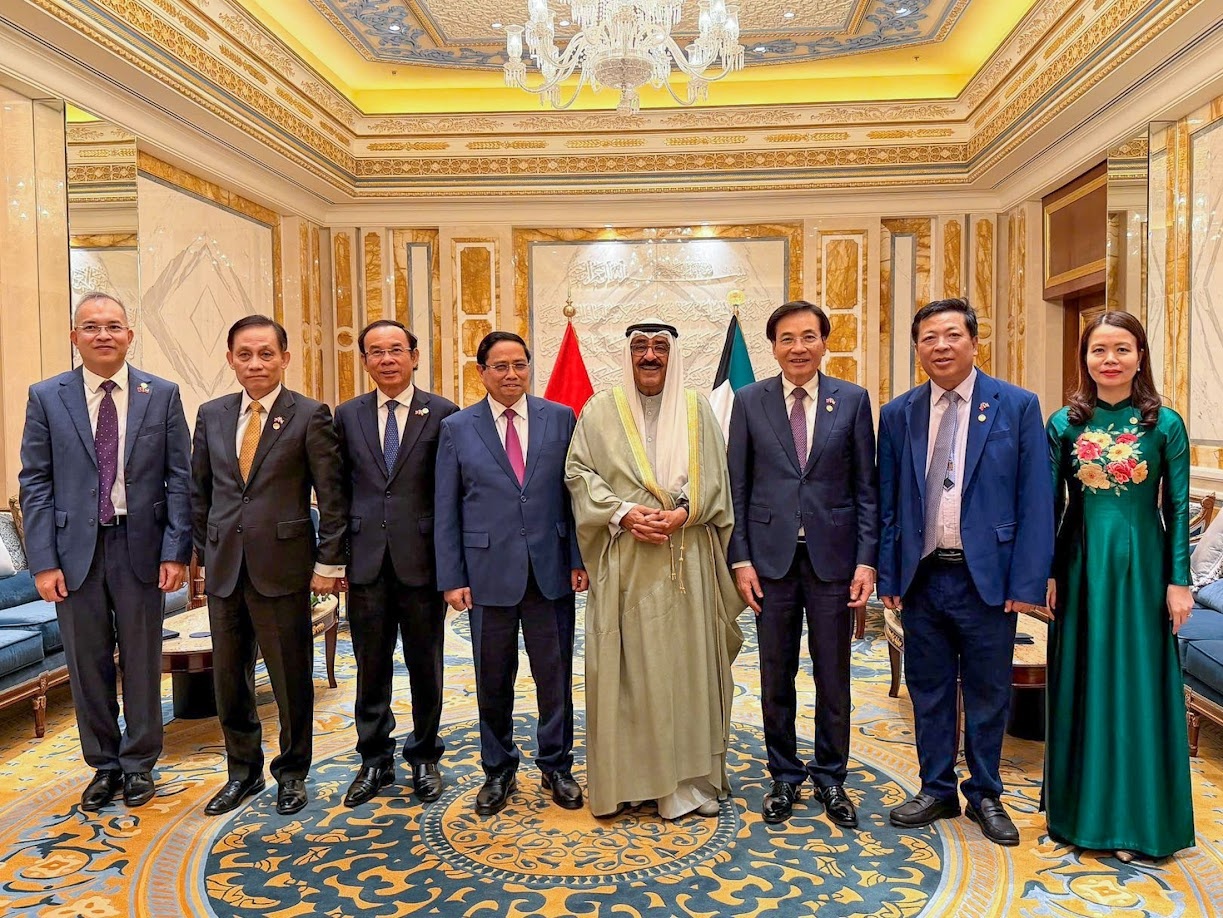 Thủ tướng Phạm Minh Chính, đoàn đại biểu Việt Nam chụp ảnh với Quốc vương Kuwait